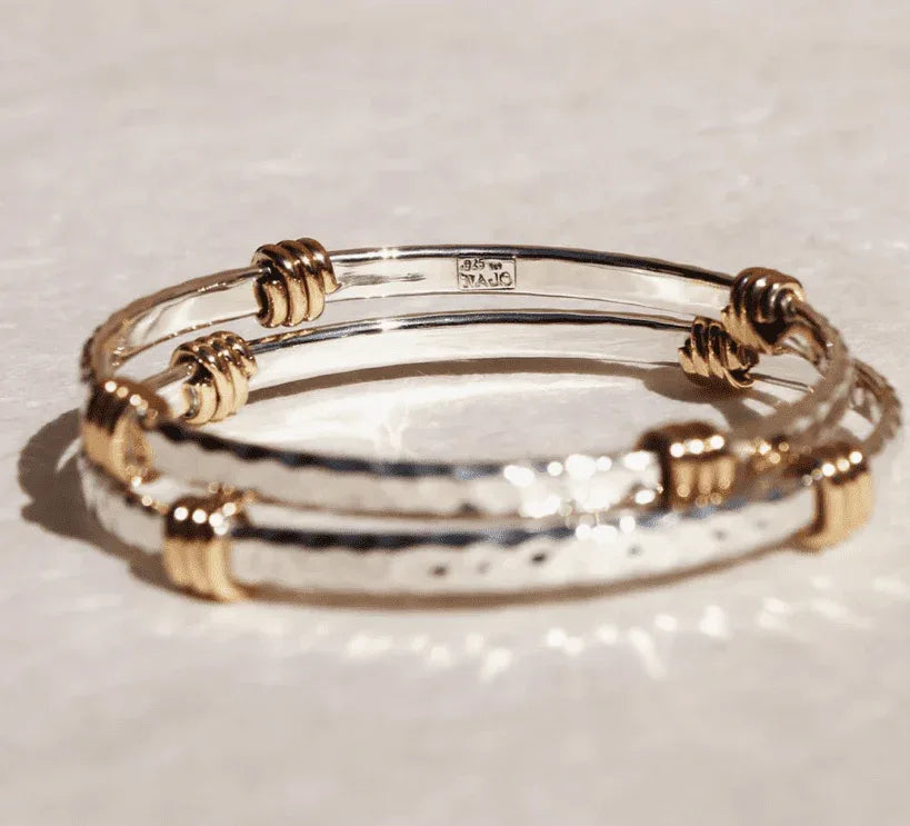 Najo Tumbaga Amarres Bangle 68mm featuring a sleek design with intricate detailing and a warm metallic finish.