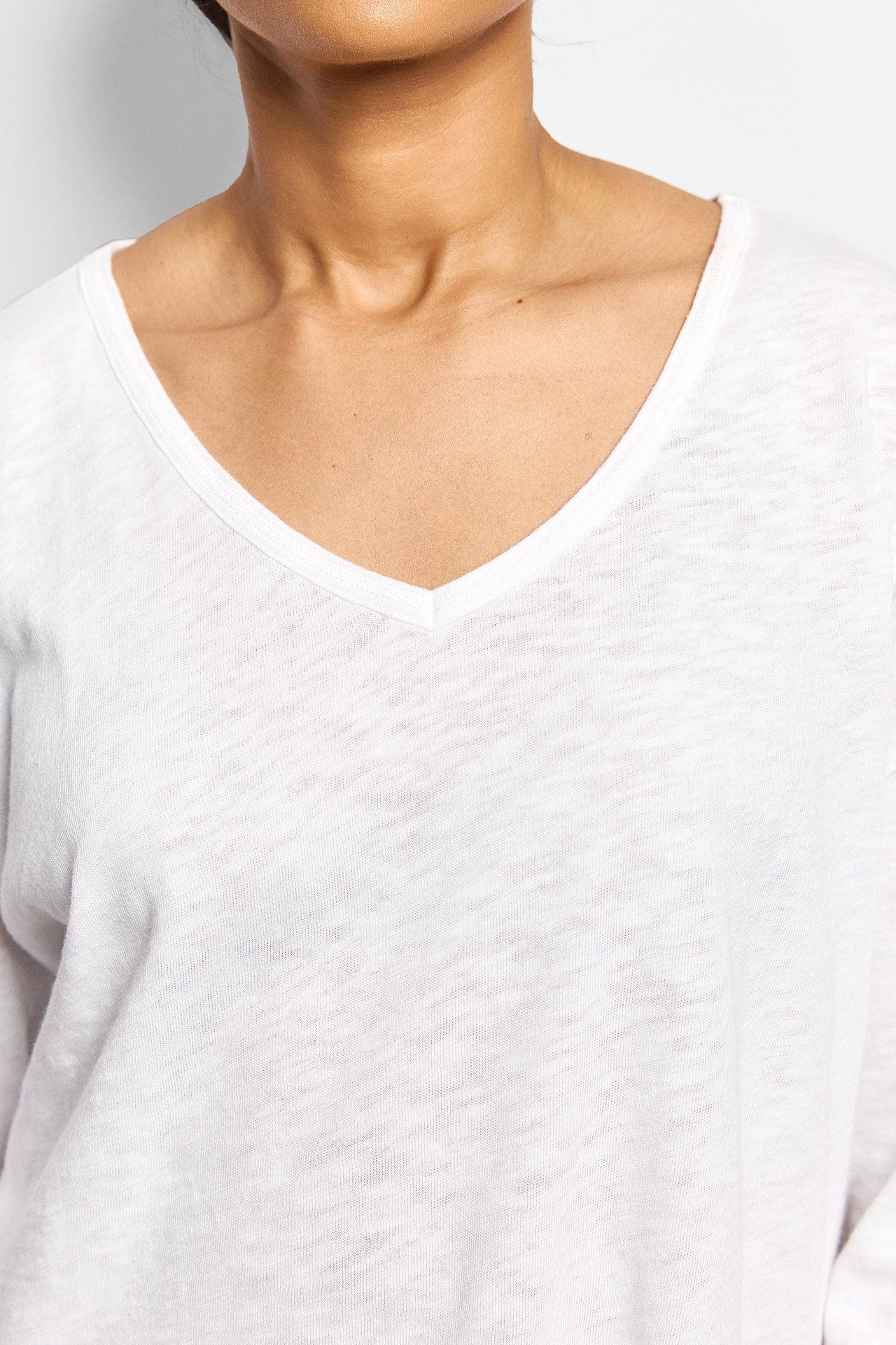 American Vintage Sonoma V-Neck top in white, featuring a soft fabric and classic V-neck design, perfect for casual style.
