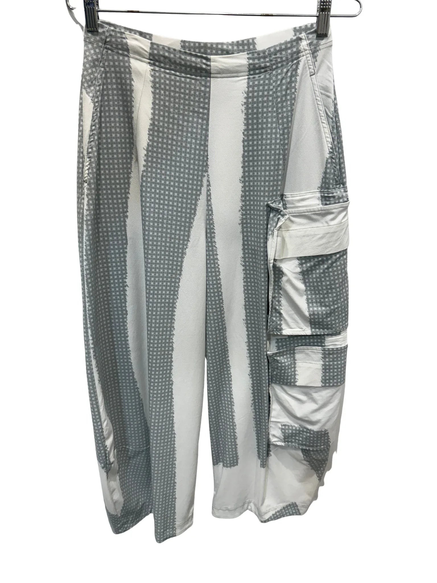 Rundholz barrel pants in white with grey check pattern, stylish wide-leg trousers with high waist and relaxed fit.