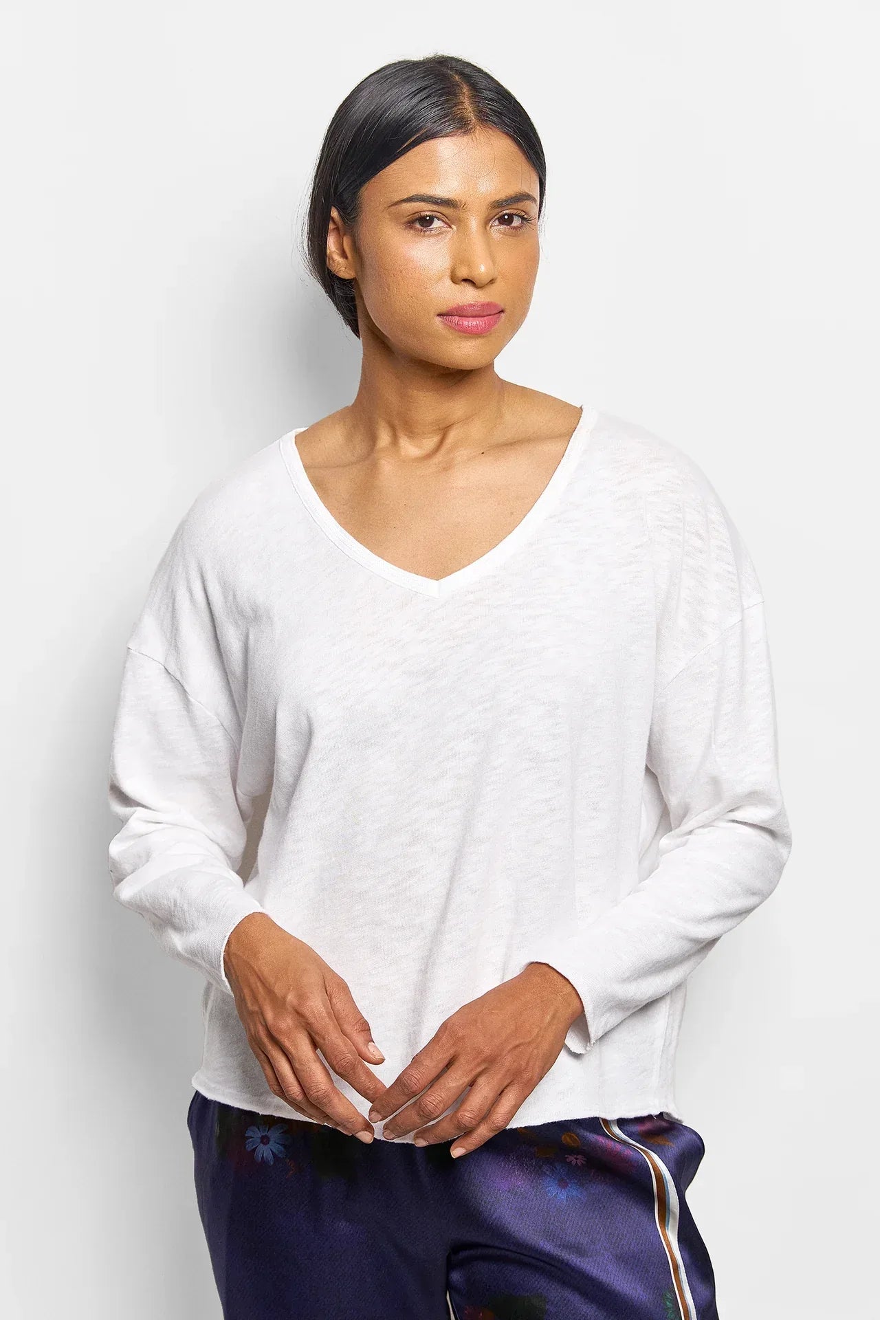 American Vintage Sonoma V-Neck Top in white, casual women’s shirt with a V-neckline and soft fabric.