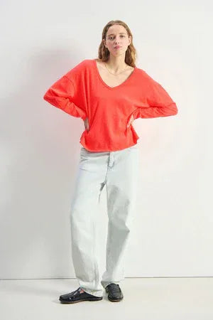 American Vintage Sonoma V-Neck top in Vintage Sunrise, showcasing a soft fabric and stylish V-neck design.