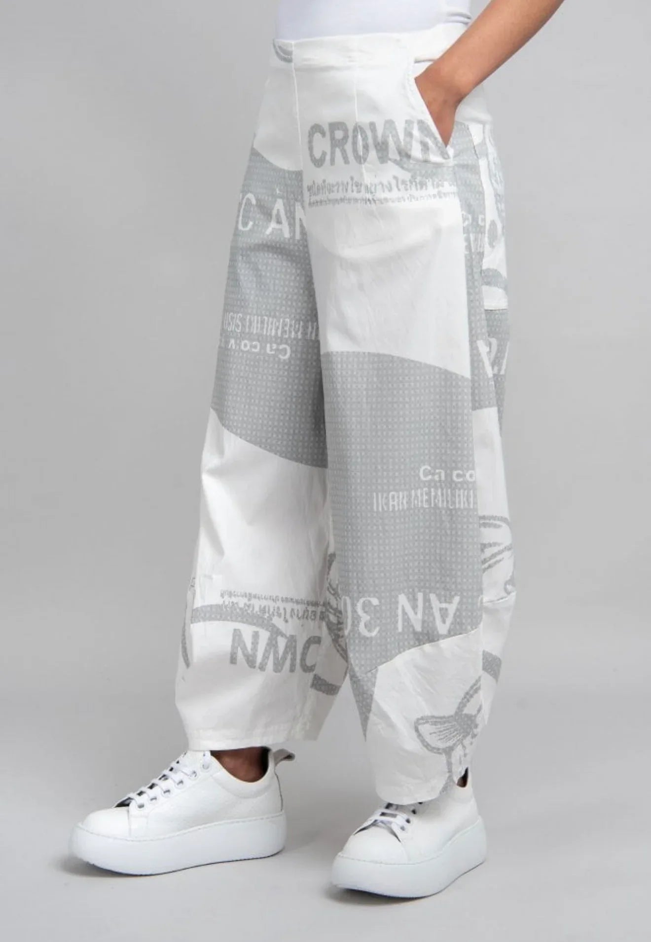 Rundholz barrel pants in white fabric with grey check pattern, featuring a relaxed fit and stylish design.