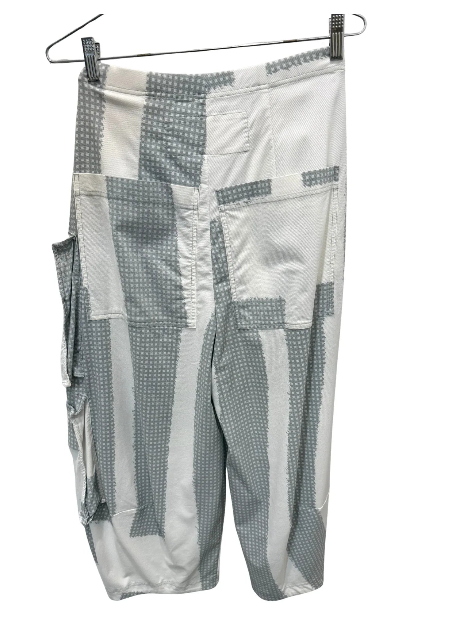 Rundholz barrel pants in white with grey check pattern, relaxed fit with wide legs and high waist, casual and stylish.