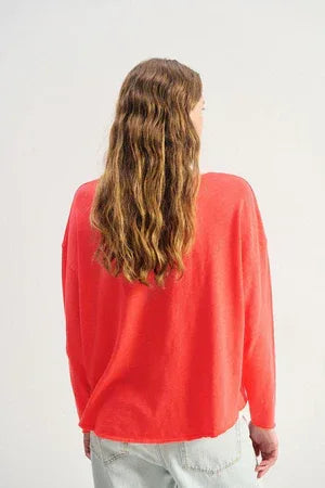 American Vintage Sonoma V-Neck top in Vintage Sunrise, soft fabric, fitted style, with a V-shaped neckline and short sleeves.