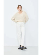 American Vintage Raxow V-neck sweater in natural color, close-up of the soft knit fabric and V-neck design.