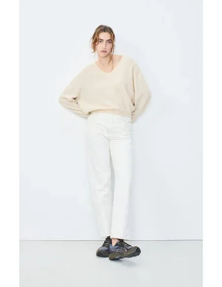 American Vintage Raxow V-neck sweater in natural color, close-up of the soft knit fabric and V-neck design.