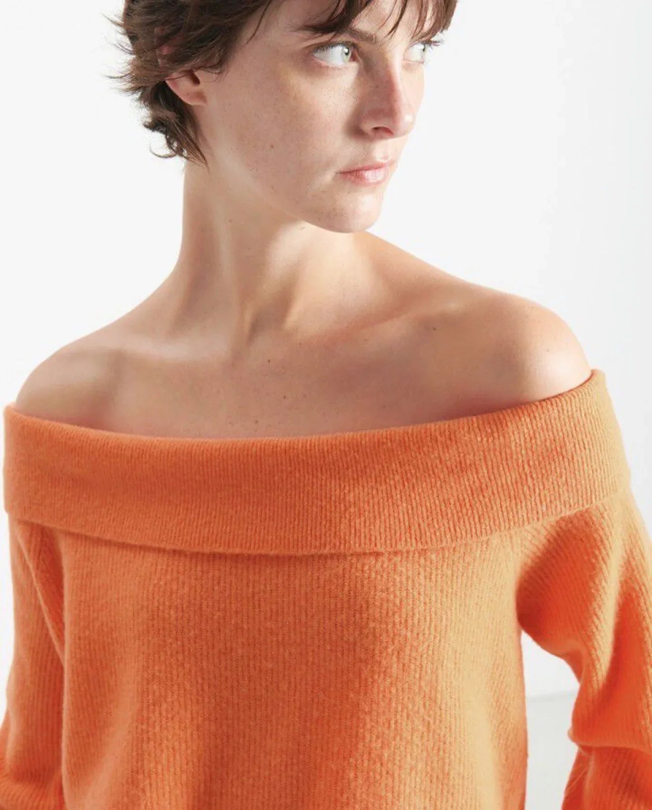 American Vintage Raxow 18J off-shoulder sweater in vibrant orange Madlar color, featuring a cozy knit and relaxed fit.