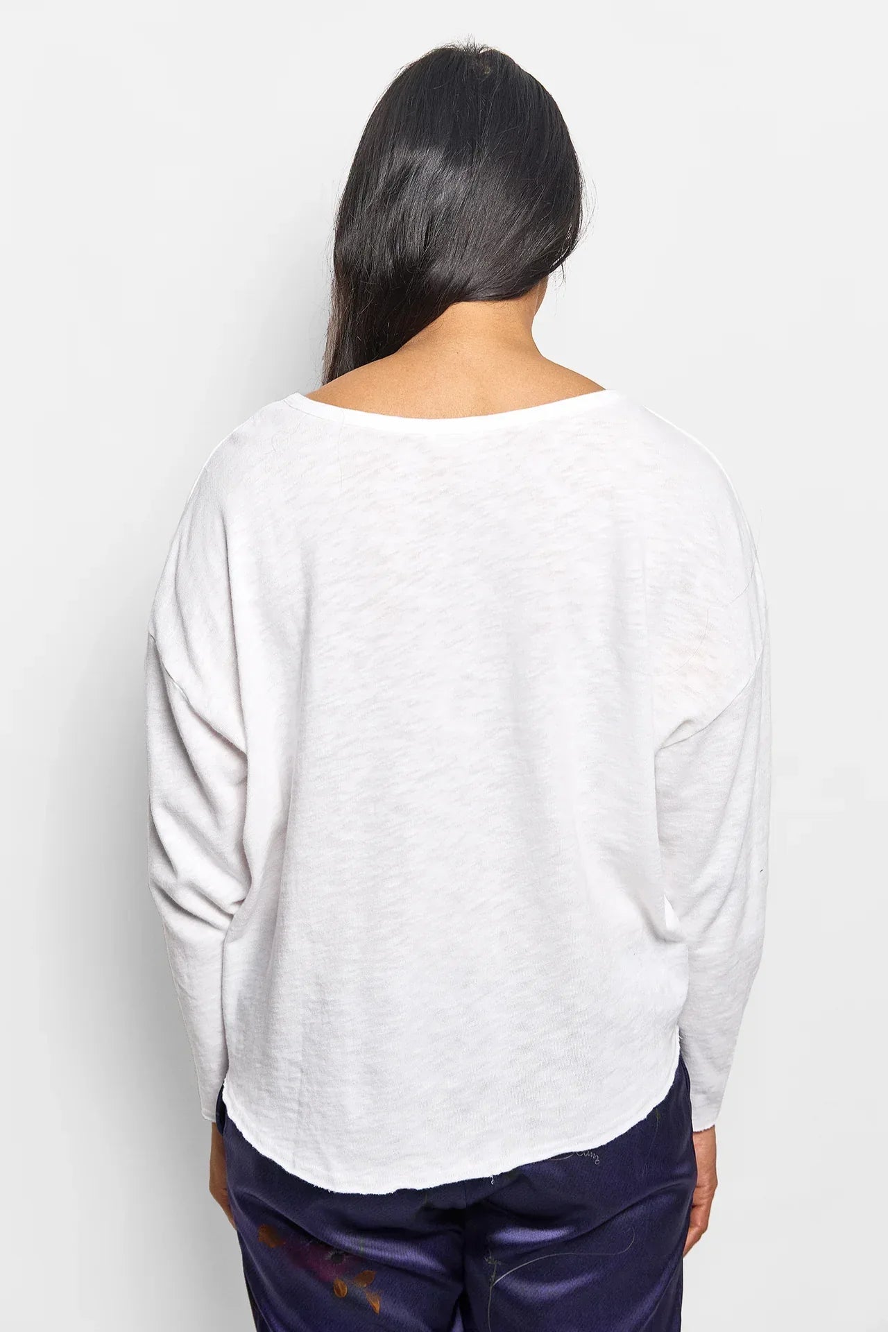 American Vintage Sonoma V-Neck top in white, featuring a soft fabric and stylish V-neck design, perfect for casual wear.