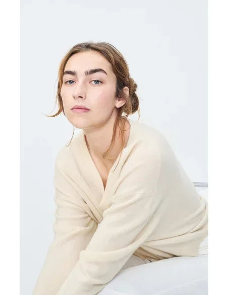 American Vintage Raxow V Neck sweater in natural color, showcasing a soft knit fabric and classic V neckline.