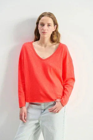 American Vintage Sonoma V-Neck top in Vintage Sunrise, soft fabric, lightweight design, shown in a casual fit on model.