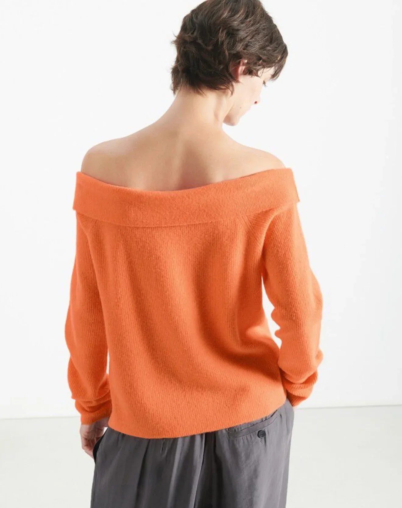 American Vintage Raxow 18J off-shoulder sweater in vibrant orange Madlar, featuring a relaxed fit and soft knit fabric.
