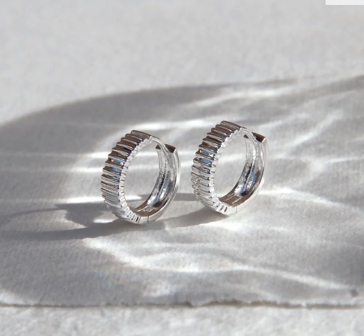 Najo - Raya Huggie Earring | Silver