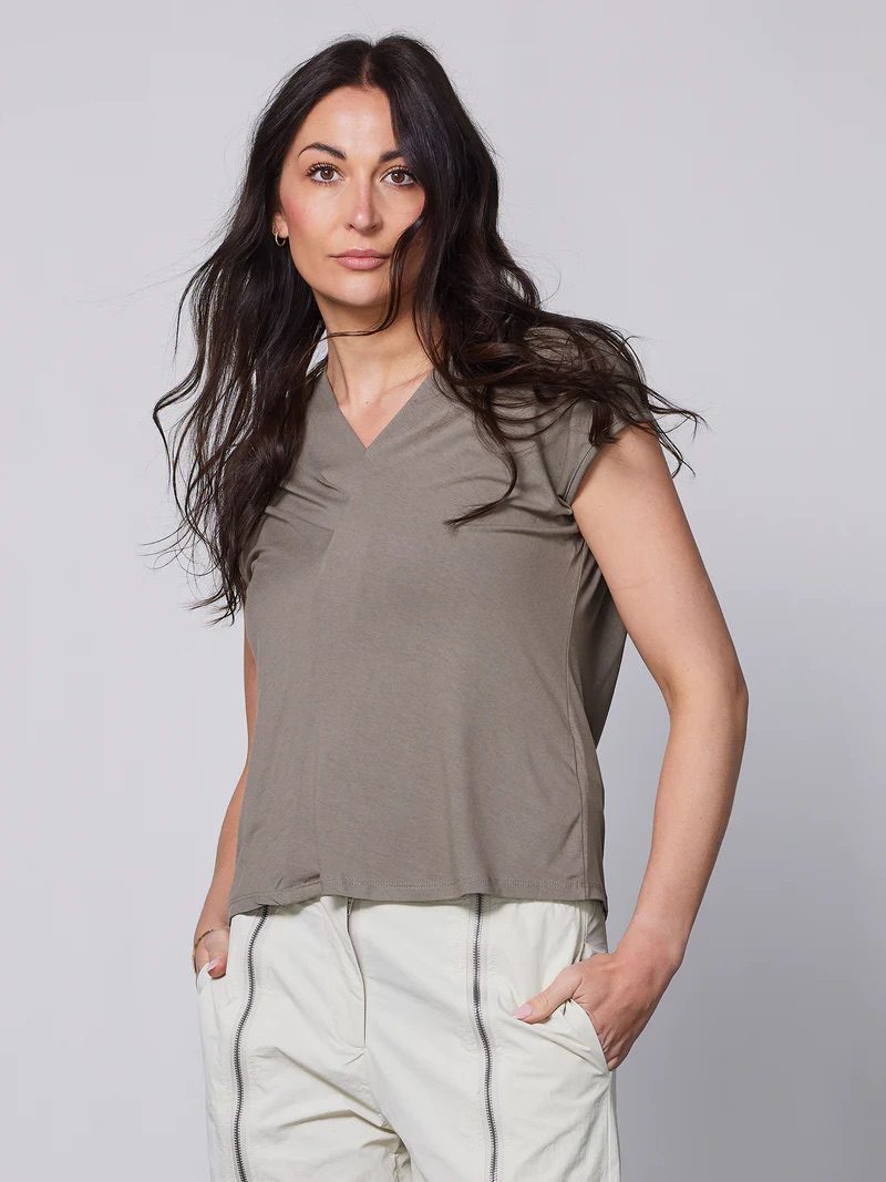 Nu Denmark -Yasmi Tee V Neck | Mud